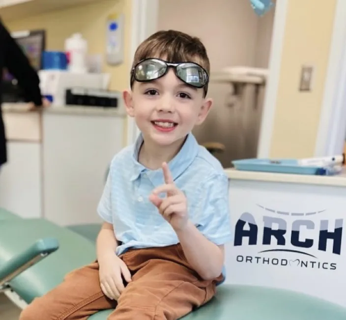 testimonial-video-overlay